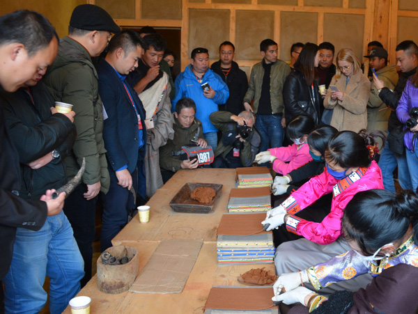 图片默认标题_fororder_旅行商对壤塘的非物质文化遗产表现出浓厚的兴趣