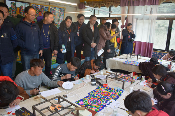 图片默认标题_fororder_旅行商在壤塘县觉囊唐卡传习所考察