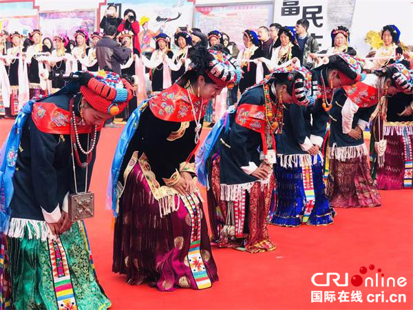 图片默认标题_fororder_3.丹巴少女成人礼仪式（摄影-万明雪）