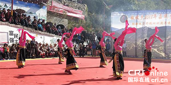 图片默认标题_fororder_5.精彩的歌舞表演-（供图-丹巴县委宣传部）