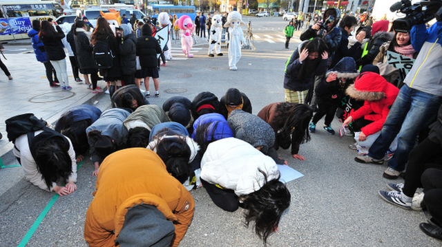 韩国高考第一天 学弟学妹下跪祈祷学长考高分