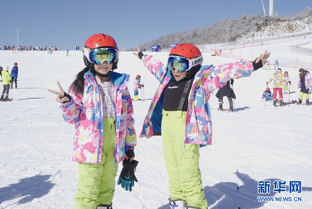两项国家级冰雪赛事在湖北五峰举行 2000名游客乐享冰雪激情