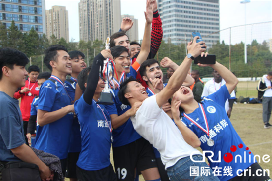 （供稿 文体图文 CHINANEWS带图列表 移动版）南通举办中外友好足球赛  职大国际队获冠军