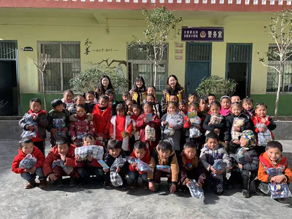 图片默认标题_fororder_获捐学生们脸上笑容洋溢