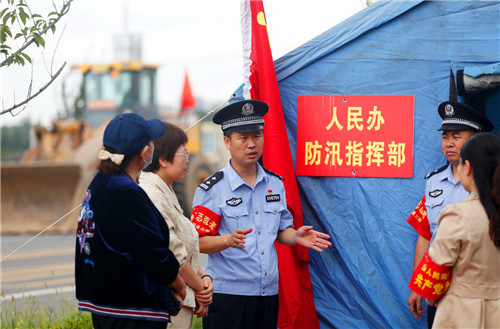 陕西渭南：党员冲锋在一线  齐心协力迎战洪峰