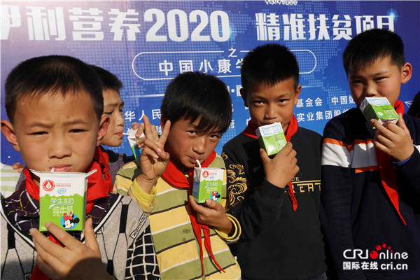 【唐已审】【供稿】柳州融安：将牛奶送到偏远贫困山区儿童手中