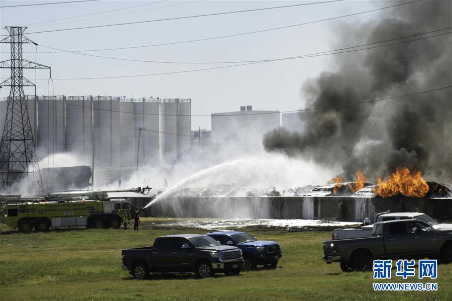 美国得克萨斯州一存放塑料制品设施发生火灾