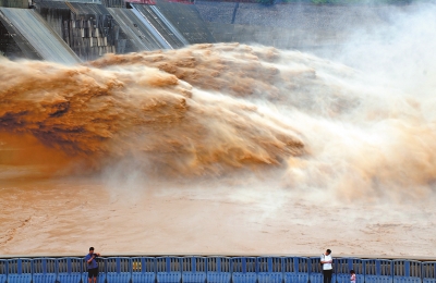 【要闻】黄河第5号洪水抵达河南 小浪底持续泄洪确保洪水顺利过境