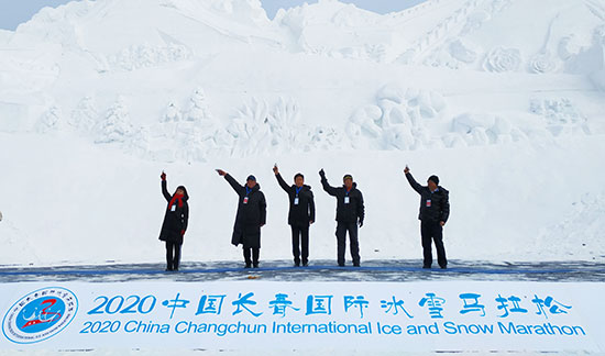 01【吉林原创】2020中国长春国际冰雪马拉松赛在长春净月潭开赛