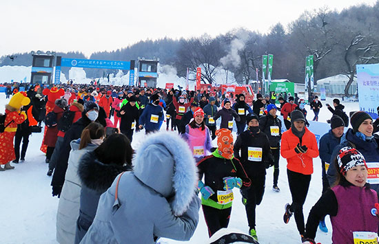 01【吉林原创】2020中国长春国际冰雪马拉松赛在长春净月潭开赛