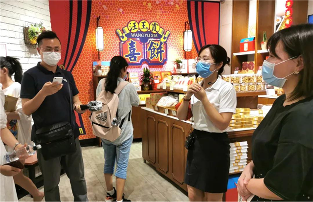 The 2020 CHINA BRAND FESTIVAL Interview Group Went to Wuhan’s Kat Hing Folk Street to Experience the Vitality of the River Bank Area_fororder_11