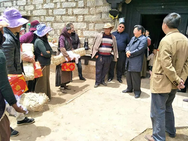 图片默认标题_fororder_3、驻村工作队走访贫困户（稻城县脱贫攻坚办公室-供图）