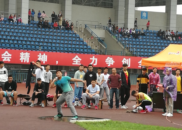 图片默认标题_fororder_男子铅球赛场