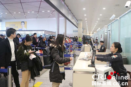 【黑龙江】【供稿】哈尔滨机场安全检查站为平安春运交上满意答卷
