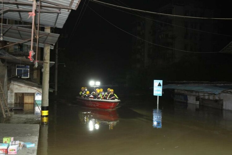（有修改）【B】重庆江北：民警在洪水中一连救出五位遇困大爷