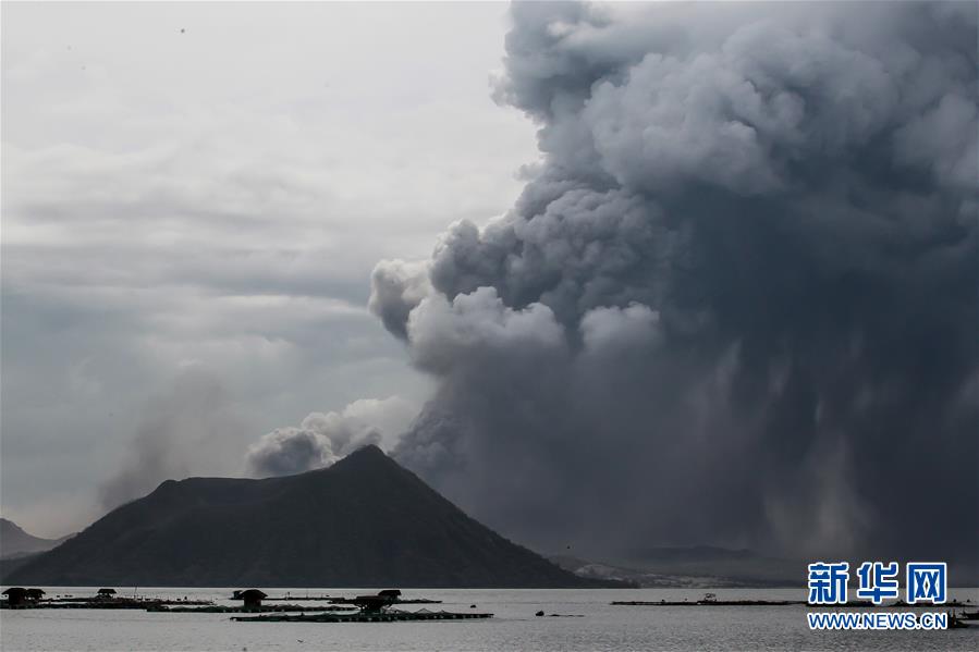 新华网@菲律宾塔阿尔火山喷发 约1万居民疏散