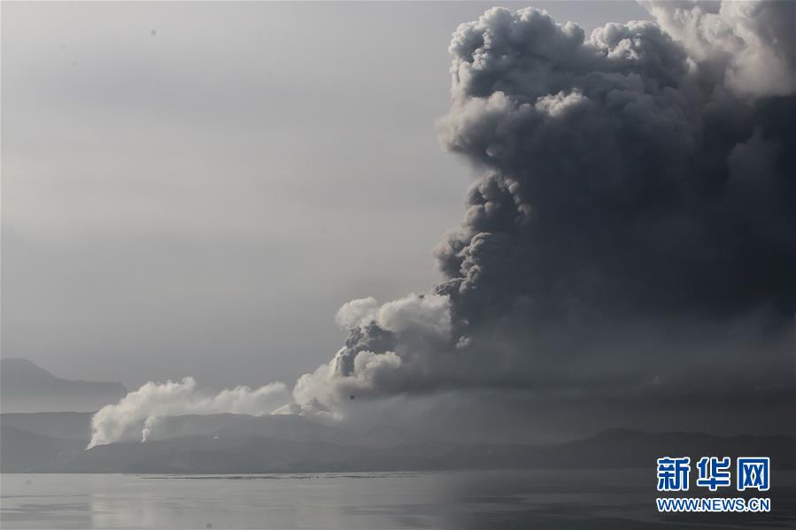 新华网@菲律宾塔阿尔火山喷发 约1万居民疏散