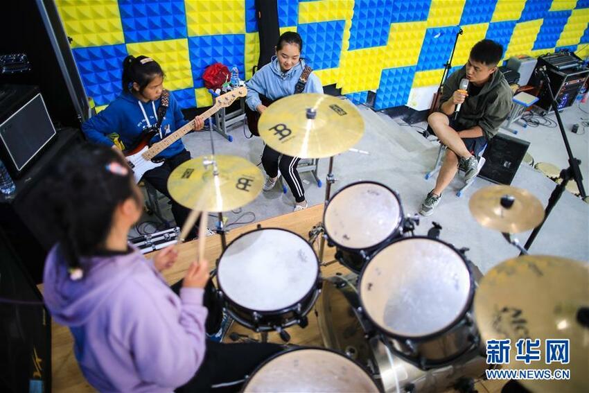 Konser Online di Sekolah Atas Awan Konser Online di Sekolah Atas Awan_fororder_kon6