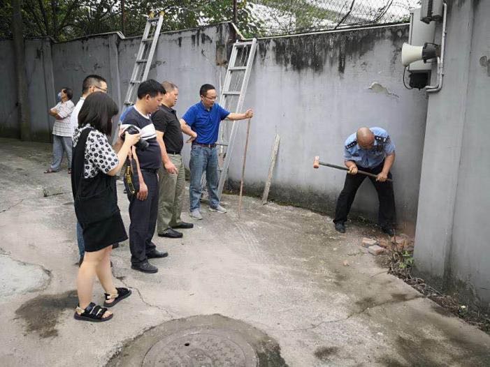（有修改）【B】重庆江北：民警在洪水中一连救出五位遇困大爷