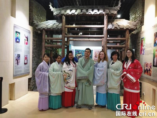 【CRi专稿 列表】穿汉服 玩皮影 百名留学生走进三峡博物馆