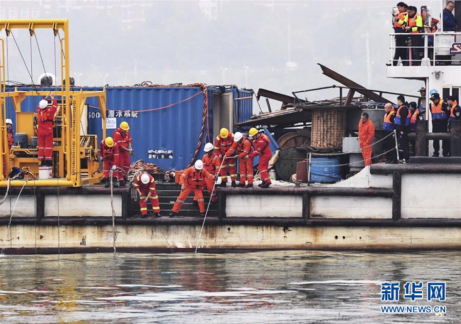 重庆万州公交车坠江事故救援工作继续进行