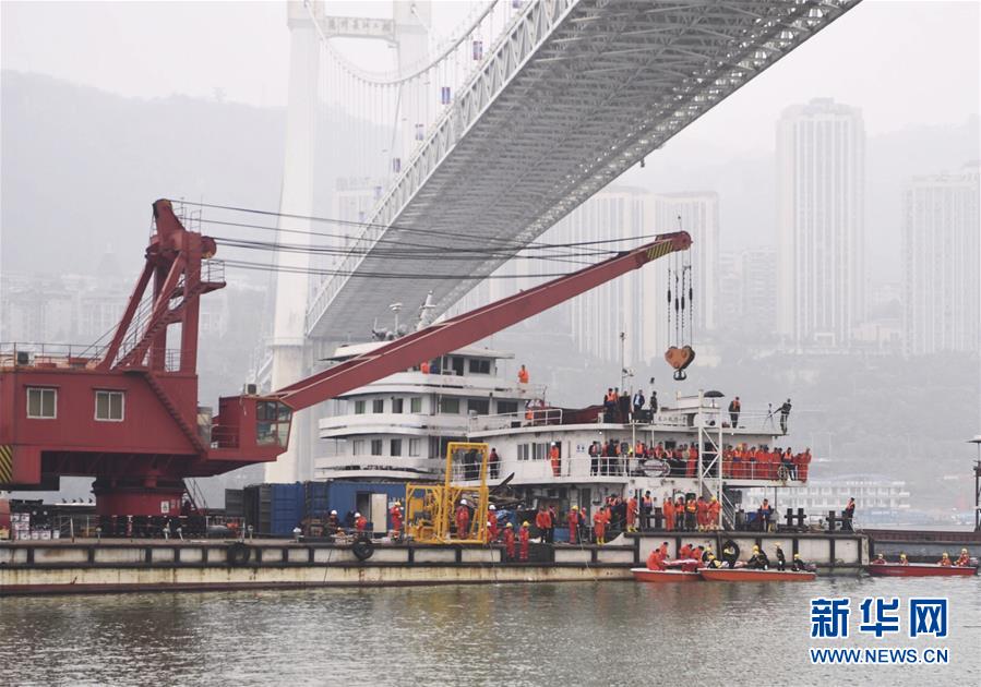 重庆万州公交车坠江事故救援工作继续进行