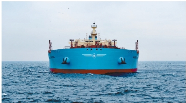 国产11.5万吨级油轮在大连交付出口_fororder_游轮