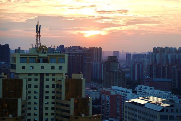 鄭州“最美天空”連續(xù)刷屏 未來(lái)幾天或?qū)⒂瓉?lái)降雨天氣