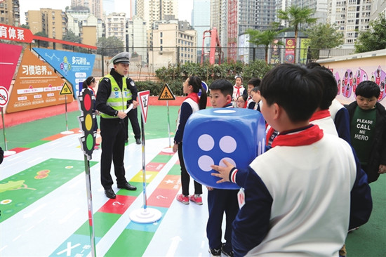 【法制安全】重庆渝中警方入校送交通安全“大礼包”