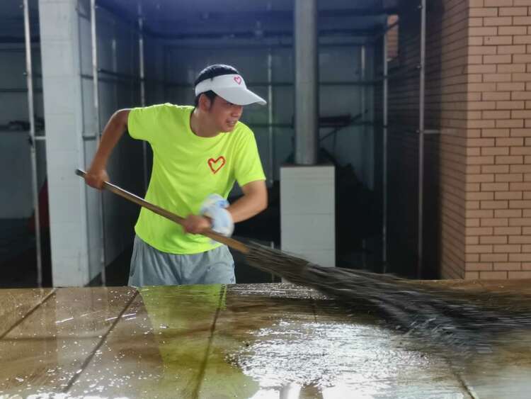 【B】 重庆巴南区：志愿者突击队开展洪水过境清淤工作 帮助群众恢复正常生活