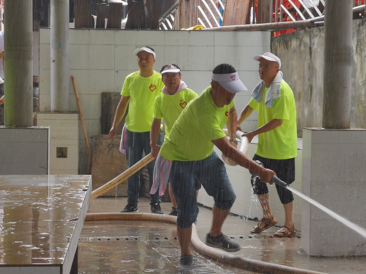 【B】 重庆巴南区：志愿者突击队开展洪水过境清淤工作 帮助群众恢复正常生活