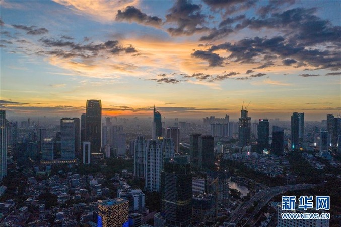 这是2019年5月1日日落时分拍摄的印度尼西亚雅加达南区一处商务区(无人机拍摄)。 新华社记者 杜宇 摄