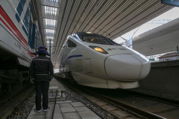 「东北新闻网」【新春走基层】铁路上水工：一杯热水背后的故事