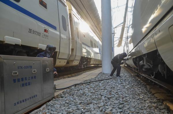 「东北新闻网」【新春走基层】铁路上水工：一杯热水背后的故事