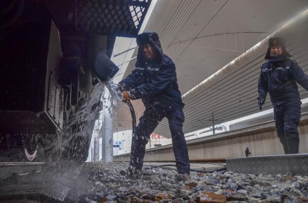 「东北新闻网」【新春走基层】铁路上水工：一杯热水背后的故事