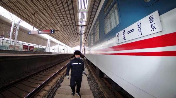 「东北新闻网」【新春走基层】铁路上水工：一杯热水背后的故事