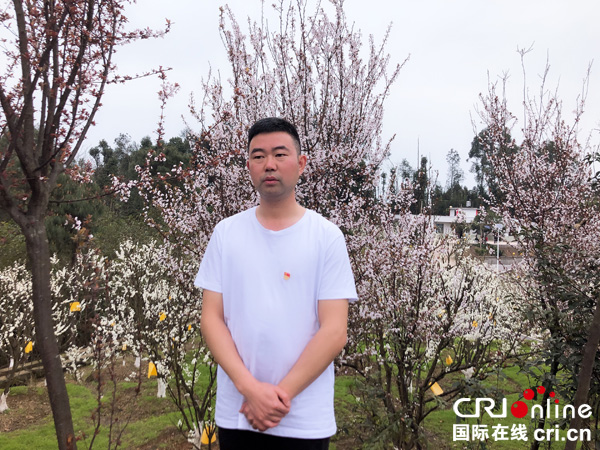 图片默认标题_fororder_叙州区喜捷镇党委书记熊兵介绍活动相关情况--（摄影-何芳）