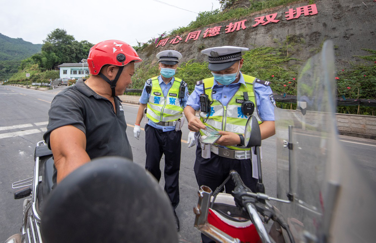 【B】重庆江北区交巡警:高温下坚守岗位 保障辖区交通安全畅通