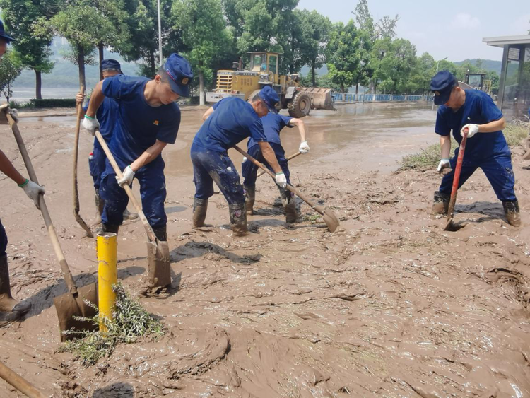 【是一个整体】【B】四川省森林消防总队甘孜支队驻重庆市分队对巴滨路沿江公路开展清淤
