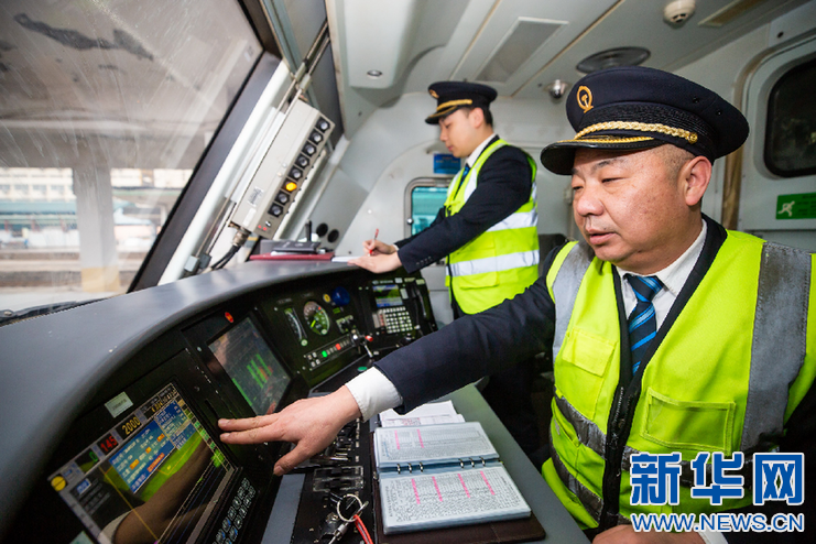 【新华网】【新春走基层】火车司机的春运首日