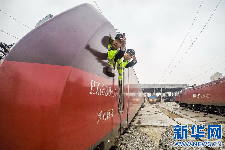 【新华网】【新春走基层】火车司机的春运首日