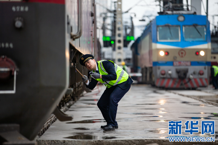 【新华网】【新春走基层】火车司机的春运首日