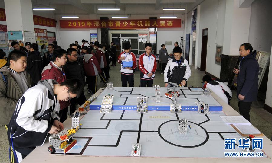 河北邢台：青少年机器人竞赛显身手