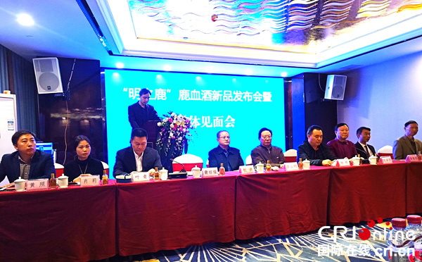 图片默认标题_fororder_明威镇党委书记爨棕强致辞（摄影-何芳）-1