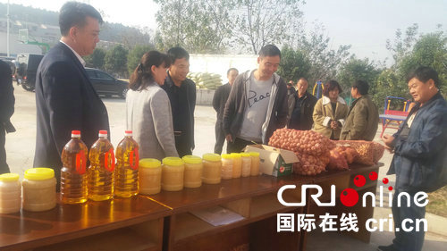 河南郏县爱心企业来助贫 贫困村农产品有销路