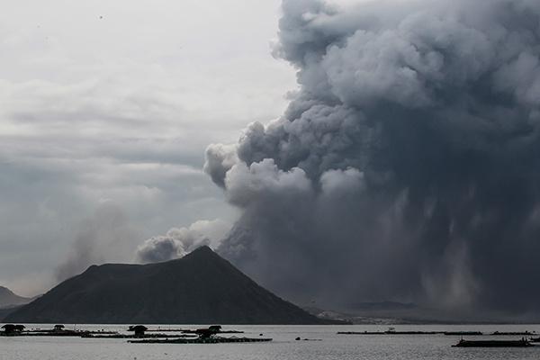 13日 火山继续活动并喷出大量火山灰_fororder_火山