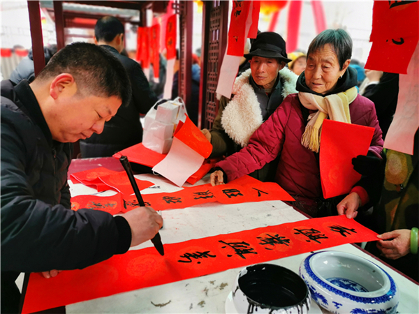 “中国年 看西安”|西安市新城区举办“万福送万家”写送春联活动