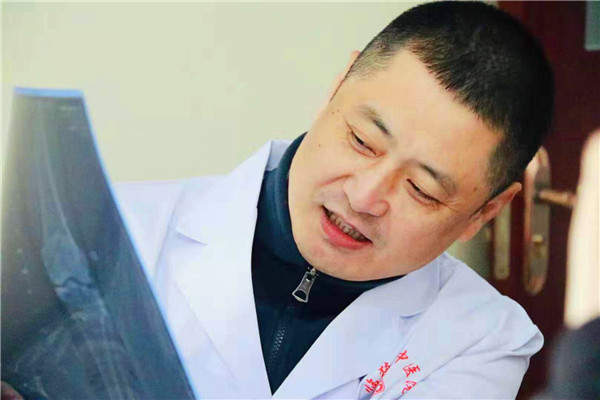 西藏老两口双双换膝成功 用汉语谢恩古城医生