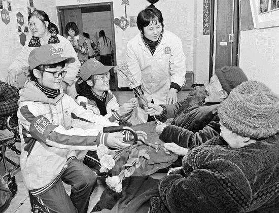 （今日热点2，导航成都，移动端）四川各地积极开展学雷锋活动 用爱心和善行传递正能量