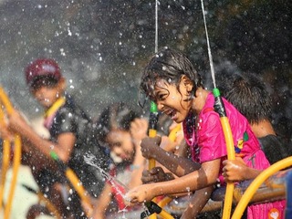 缅甸：欢庆泼水节